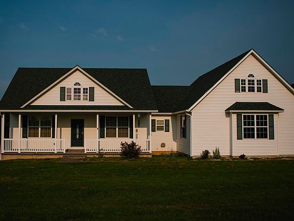 3rd image of 915 Dallas Pl