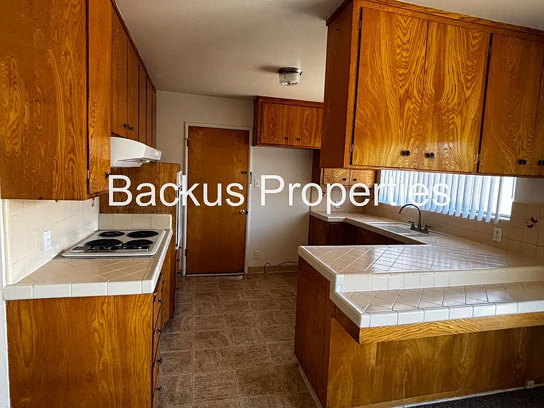 790 Fairfax Dr — Photo 9