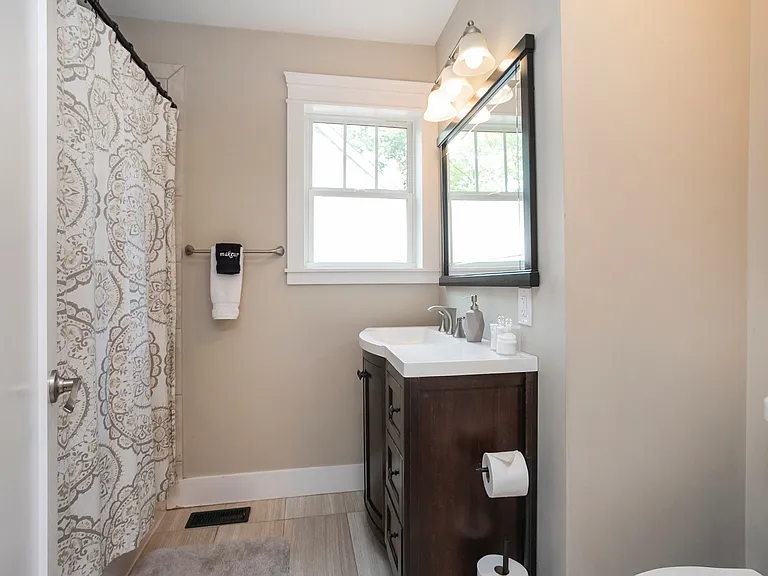 1009 Iverson Ave — Photo 10