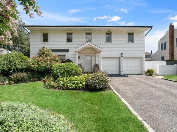 21 Carol Street, Plainview, NY 11803