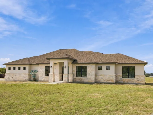 108 Abrego Trail, Floresville, TX 78114