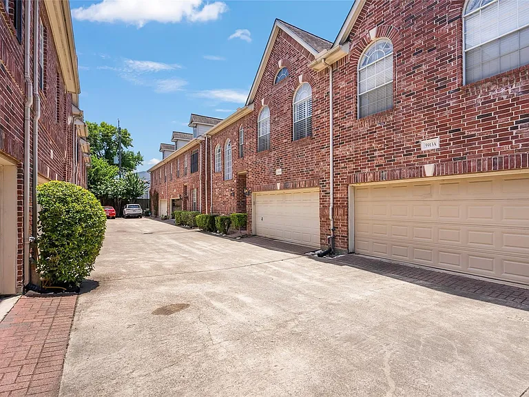 5913 Dolores St #B — Photo 35