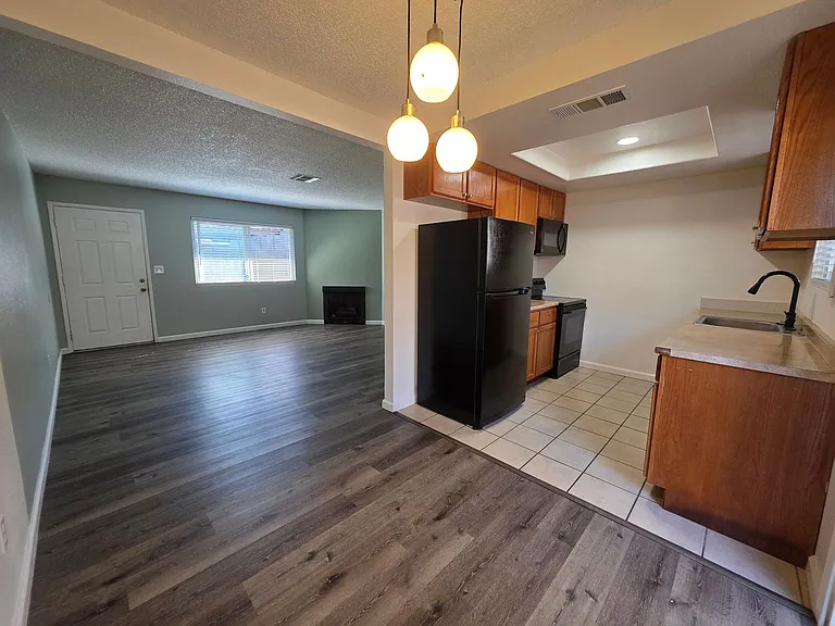 Gareth Ln - Triplex — Photo 9