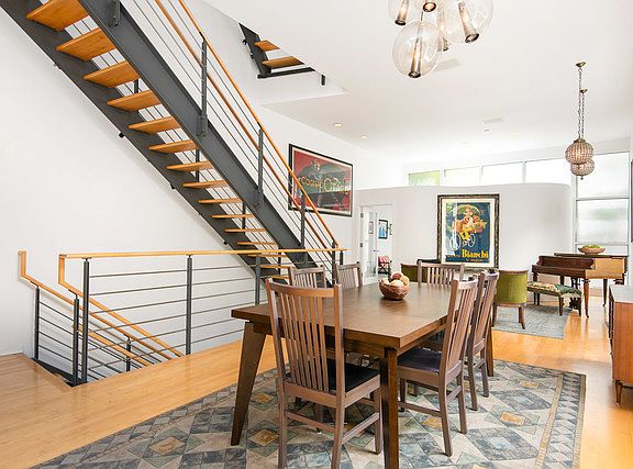 5th image of 2062 N Hoyne Ave