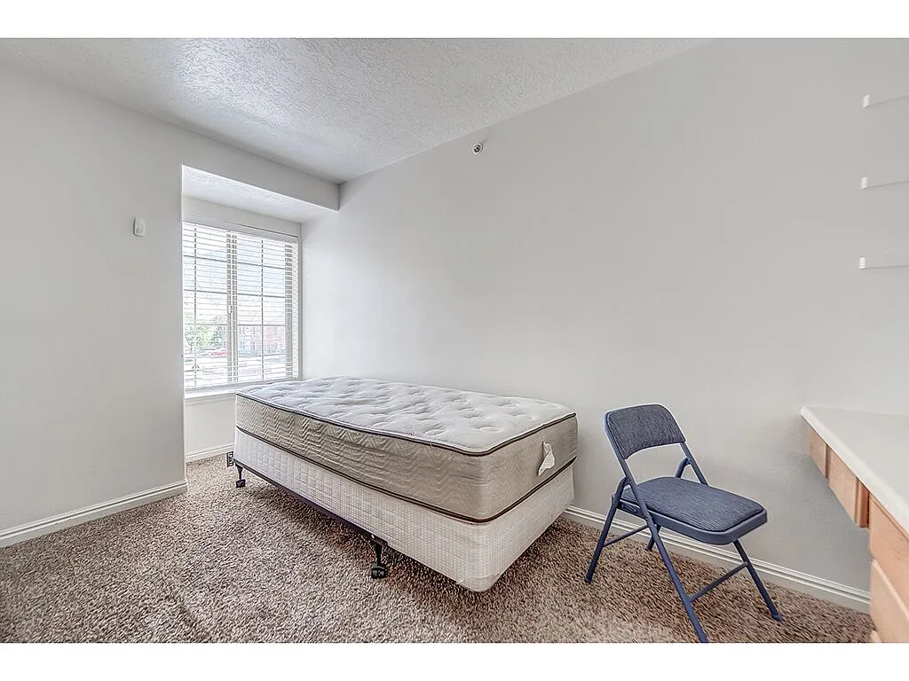 Building Photo - 567 N University Ave #212