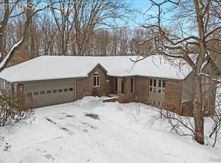411 Rush Lake Rd, Pinckney, MI