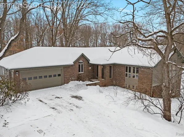 411 Rush Lake Rd, Pinckney, MI 48169