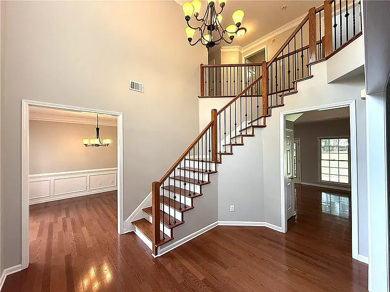 1310 Rosewood Dr — Photo 2