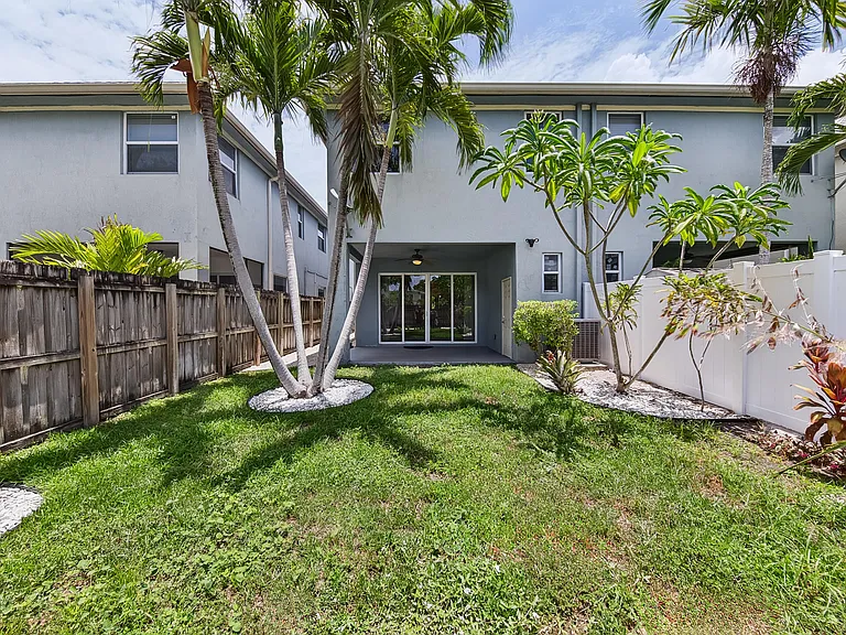 1135 NE 3rd Ave — Photo 44