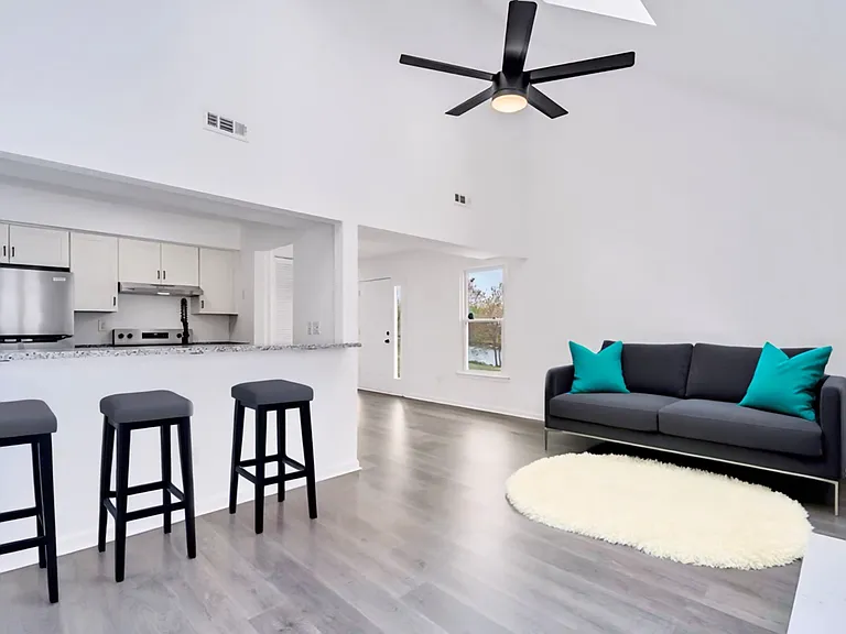 3801 Buchanan Dr — Photo 4