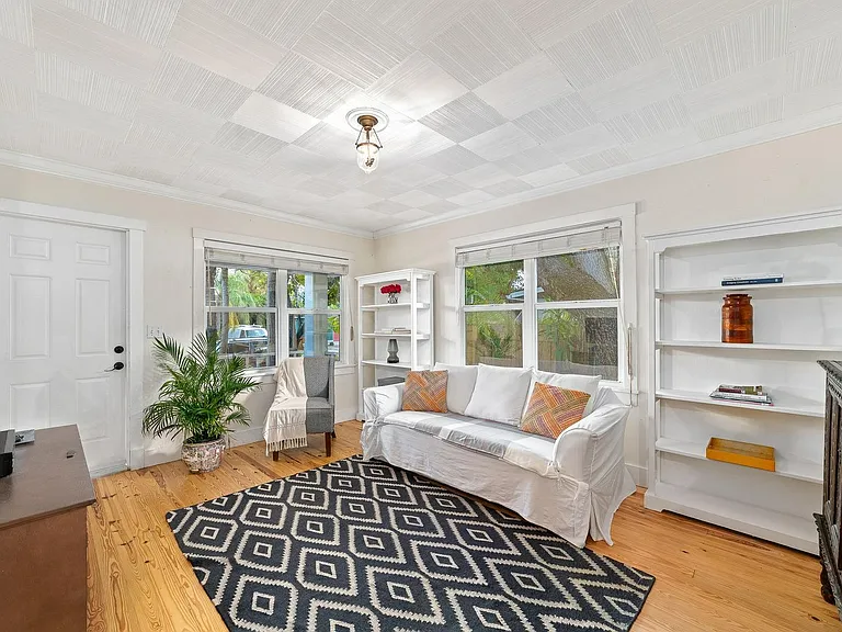221 S M St — Photo 4