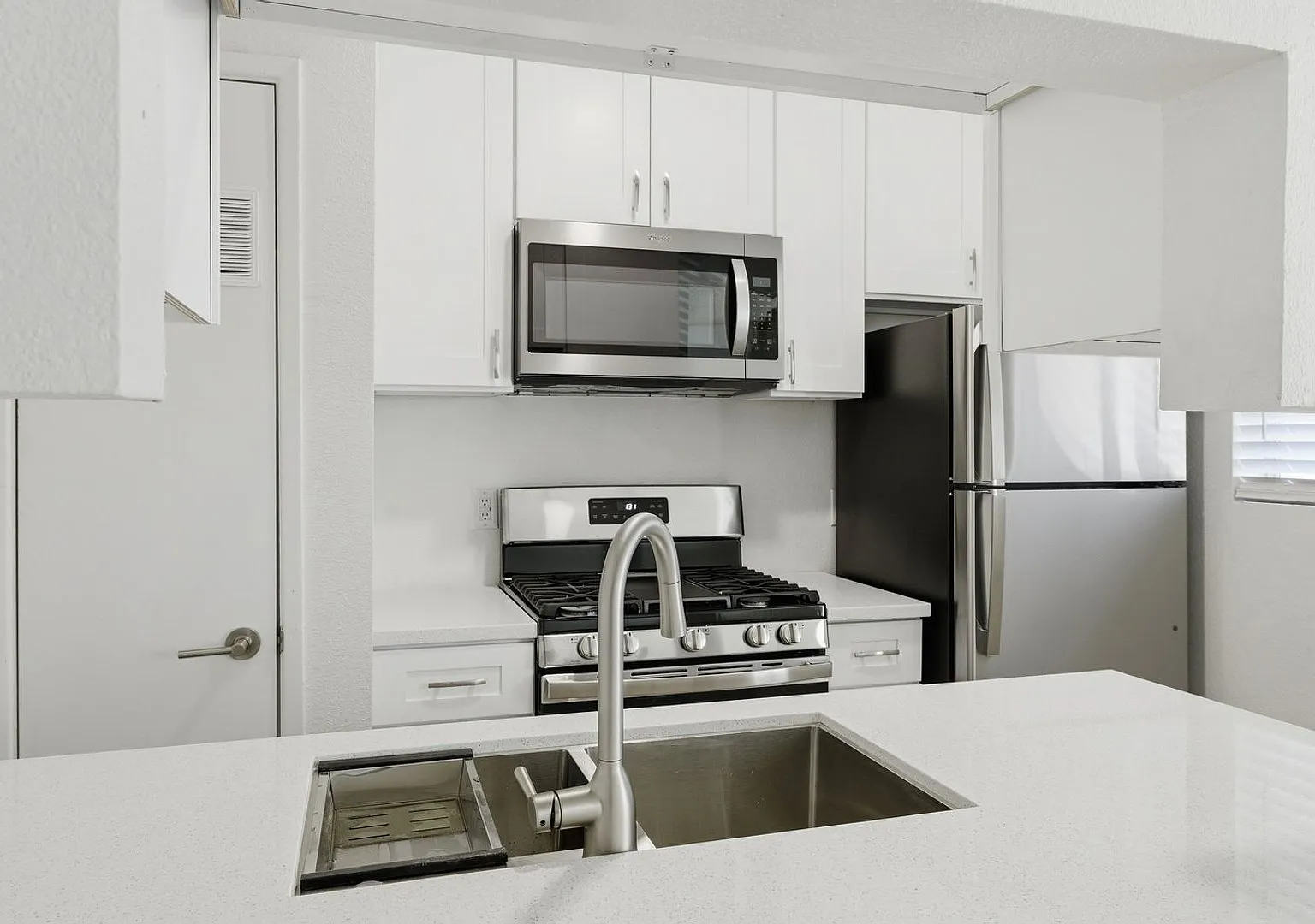 Fully Renovated 1BD/1BA in Ventura Premium Appliances, Near Trader Joe's! — Photo 1