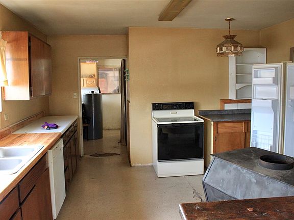 5th image of 601 Birch St