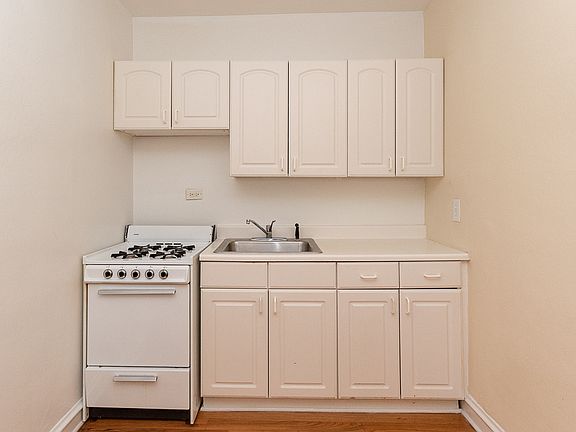 2nd image of 540 W Wellington Ave #311