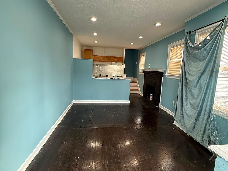 Post Ave — Photo 3