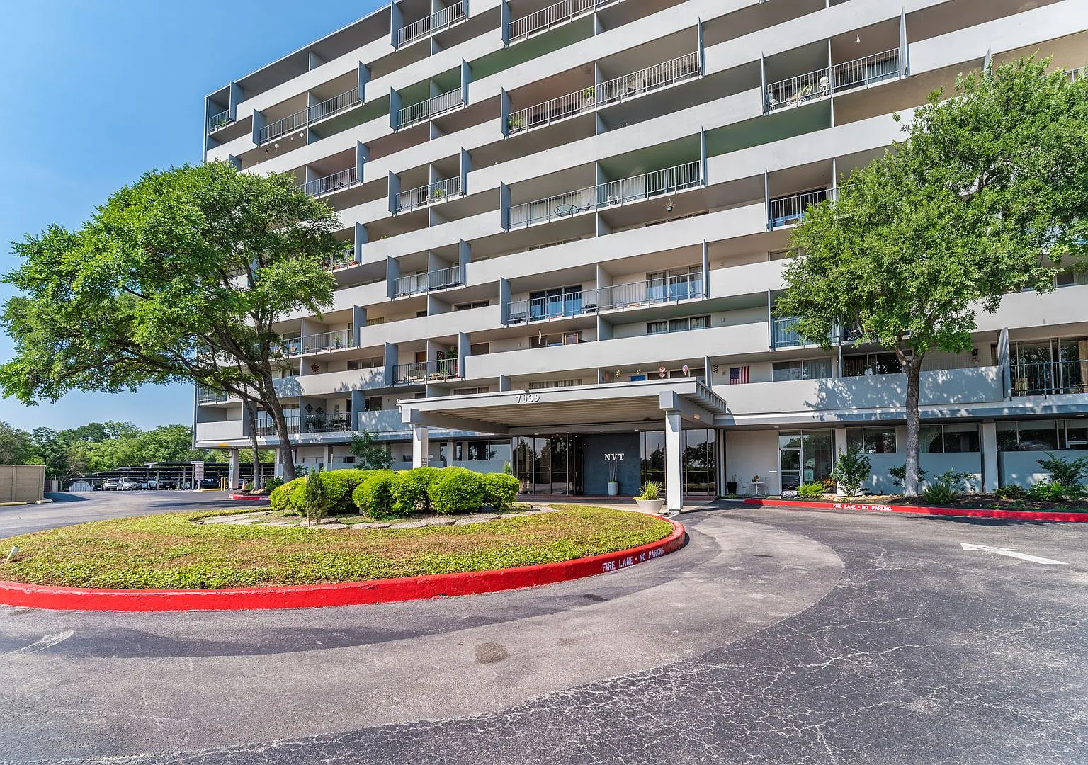 Beautiful 1-Bedroom Condo At Northview Tower — Photo 1