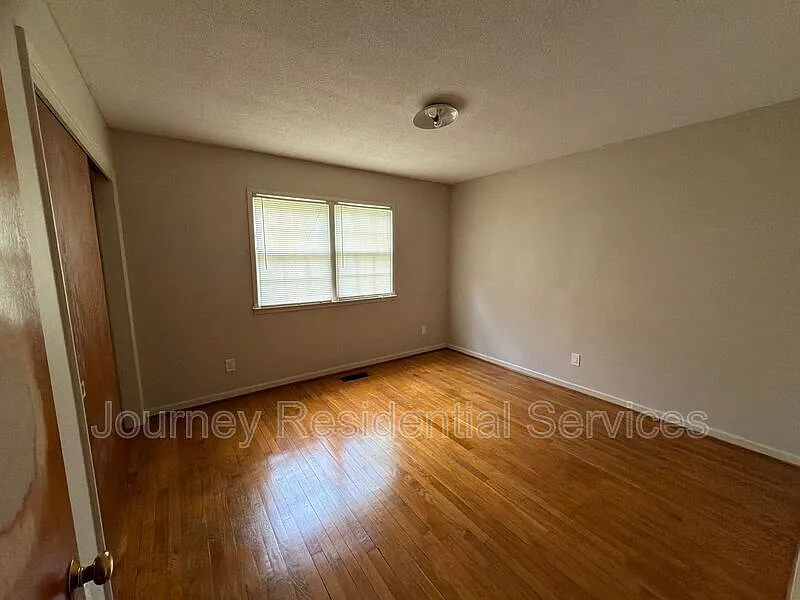 3 bed, 2.0 bath, 2024 sqft, $2,200 — Photo 3