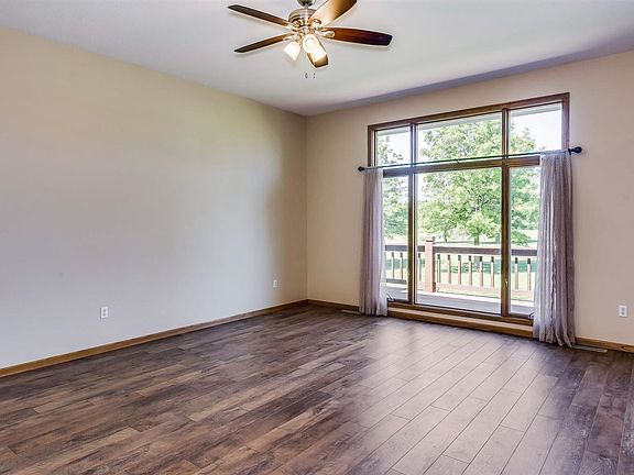 5th image of 810 Troon St