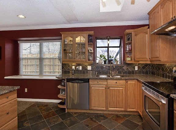 4th image of 2517 Dartmouth Ct