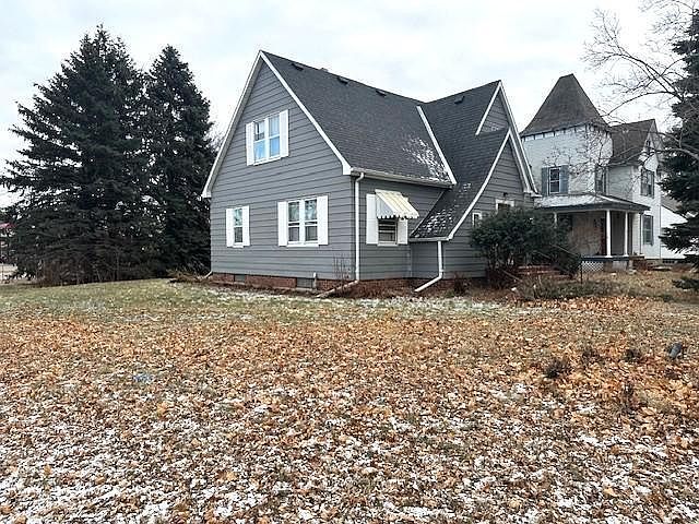 1st image of 103 3rd St SE
