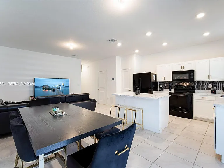 1181 SW 7th Ct #1181 — Photo 8
