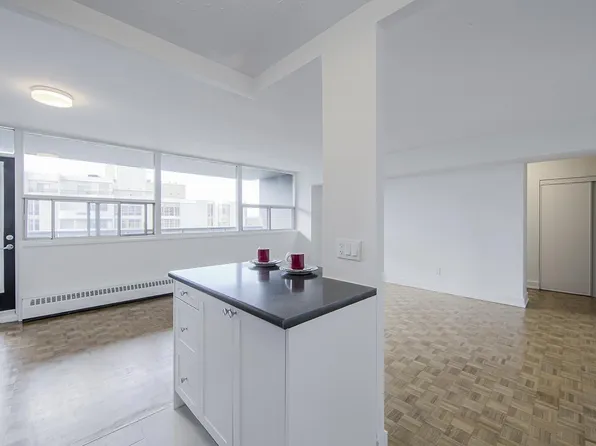 1249 N Shore Blvd E #411, Burlington, ON L7S 1C4