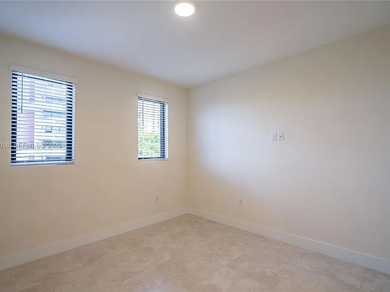 1091 Galiano St #404 — Photo 10