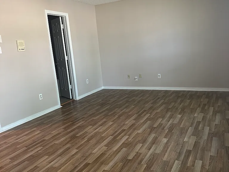 1441 Warwick Dr — Photo 17