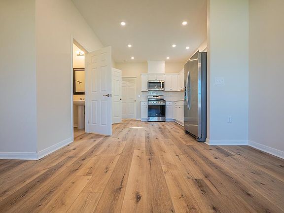 4th image of 142 Lavaca Circle 1724 Dm #3036
