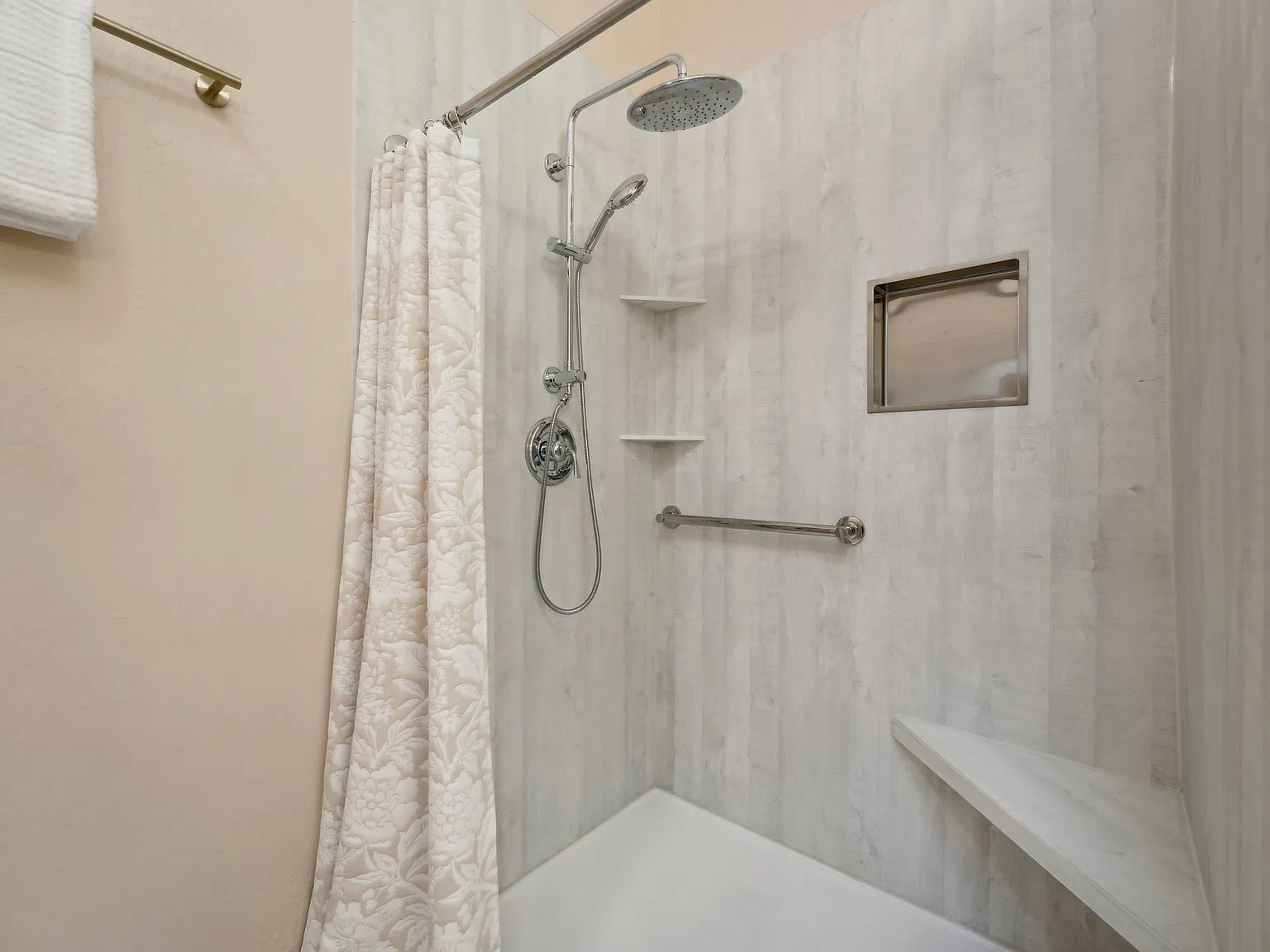 3 bed, 2.5 bath, 1752 sqft, $5,250 — Photo 4
