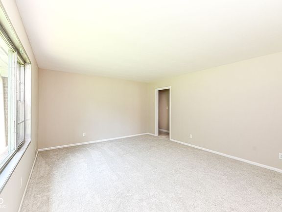 4th image of 1526 Orchard Park Dr N