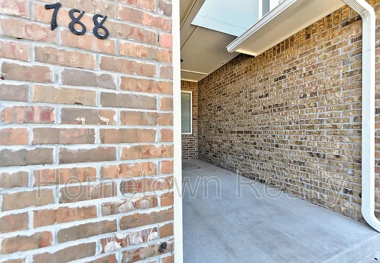 788 SW 13th St — Photo 2