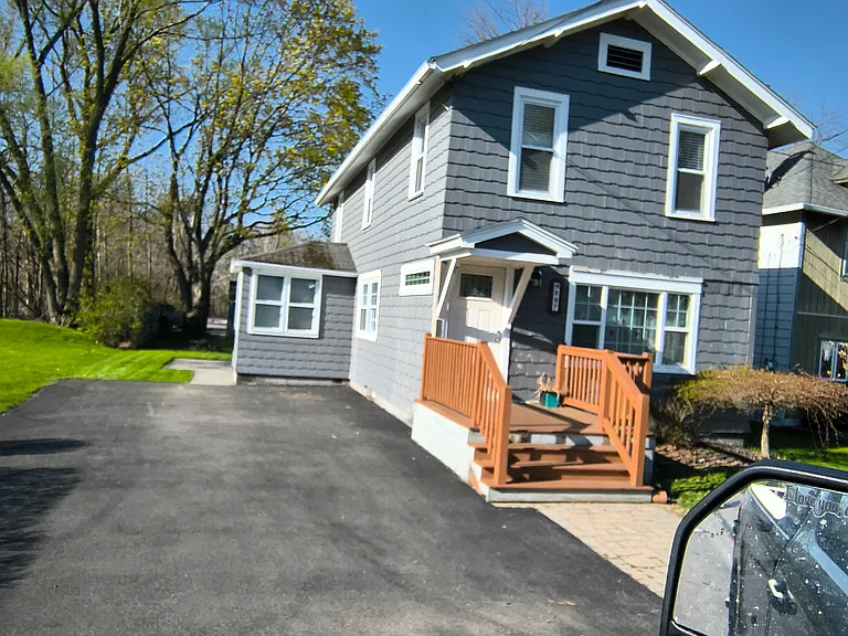 997 Edgemere Dr — Photo 1