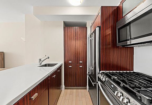 5th image of 212 E 47th St APT 18H