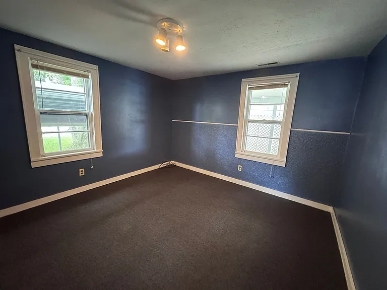587 S Main St — Photo 15