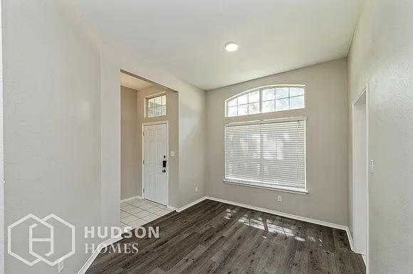 4136 Clary Dr — Photo 4
