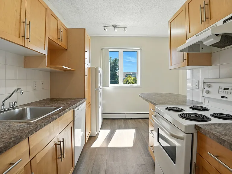 607 Kingsmere Cres SW — Photo 12