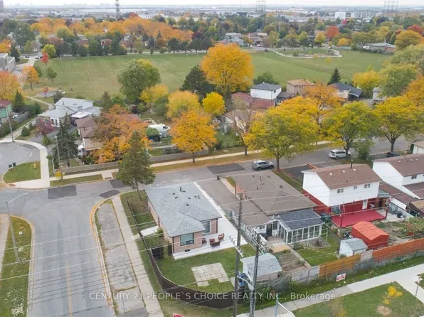 2 Betteridge Ln W, Toronto, ON M9V 4E8