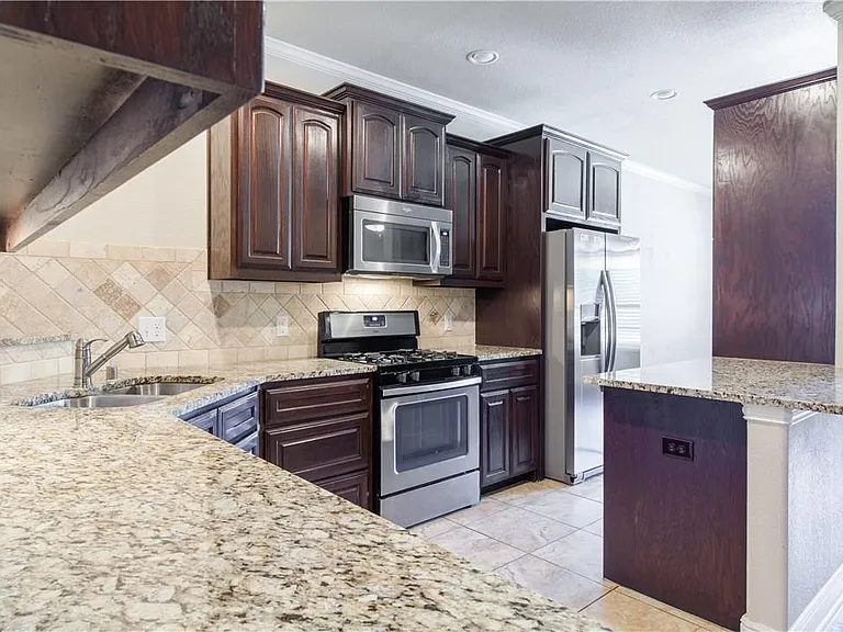 1805 Desoto Dr — Photo 5