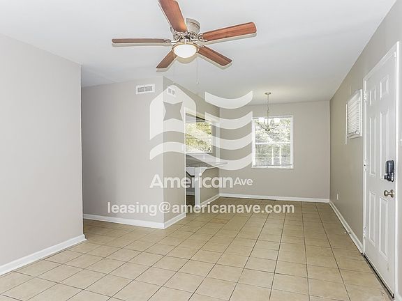 1585839_004_living_room_12816223.jpg