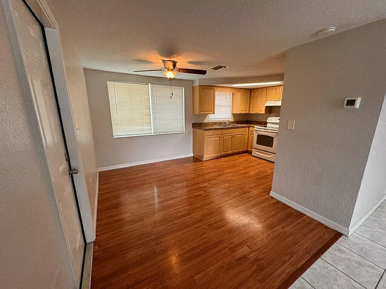 10731 Premier Ave — Photo 7