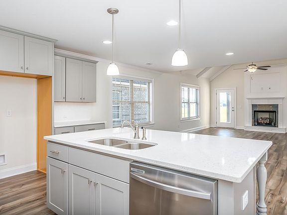 4th image of 632 Riverdale Dr