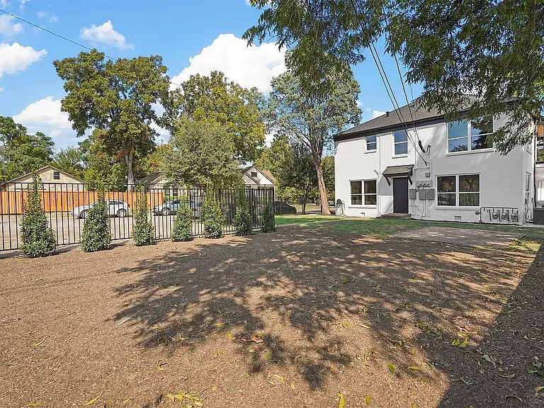 629 N Madison Ave — Photo 11