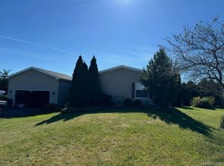 6324 E Allen Rd, Fenton, MI 48430