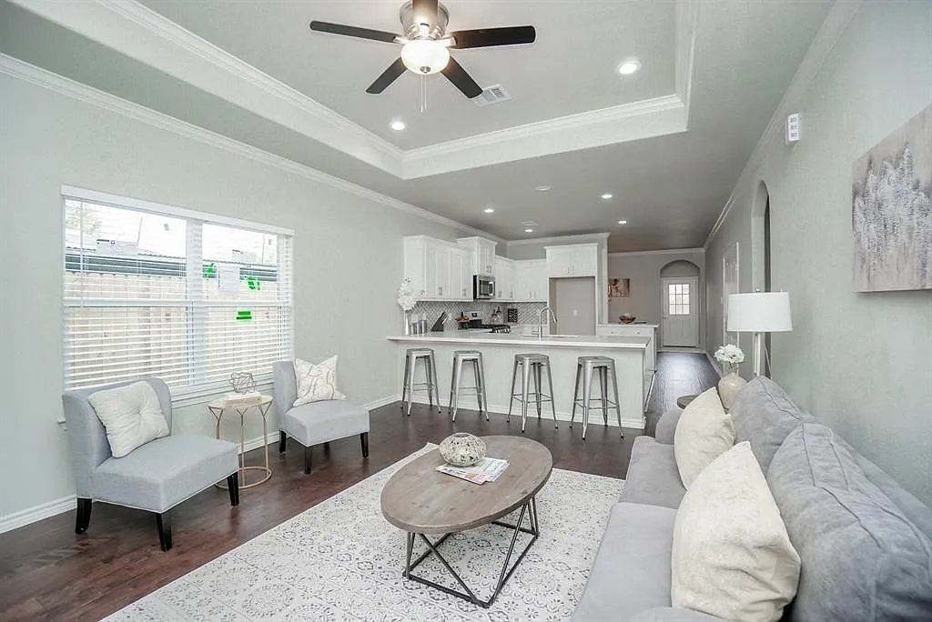 3 bed, 2.0 bath, 1705 sqft, $2,300 — Photo 4