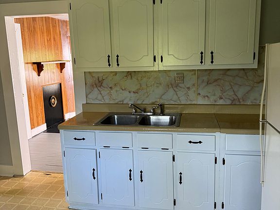 5th image of 606 Henry St