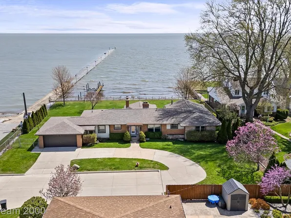 22624 Rio Vista St, Saint Clair Shores, MI 48081