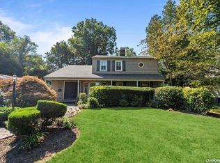 194 Yale St, Roslyn Heights, NY 11577
