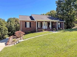 3805 Pineknoll Dr, Hickory, NC 28602