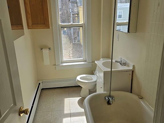 4th image of 62 Cook St
